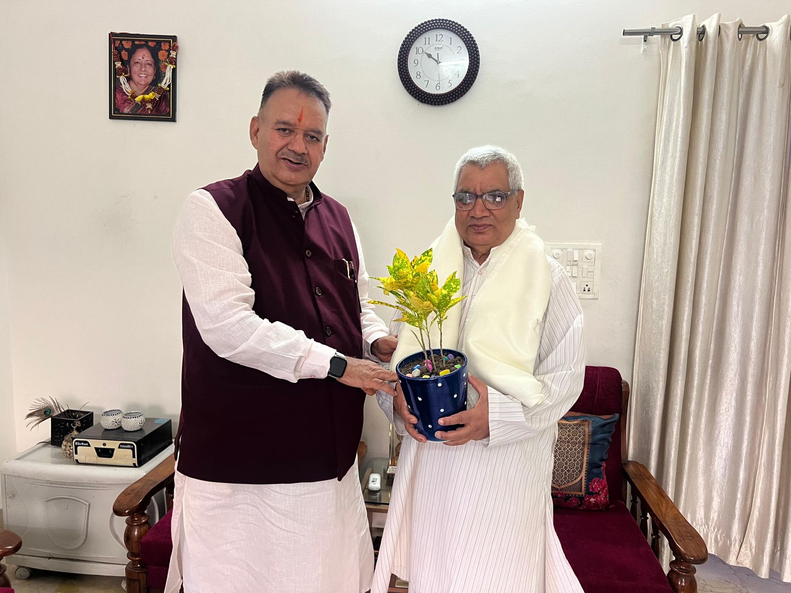 मंत्री गणेश जोशी ने गुरु पूर्णिमा के अवसर पर अपनी माता और गुरुजनों का आशिर्वाद प्राप्त किया 