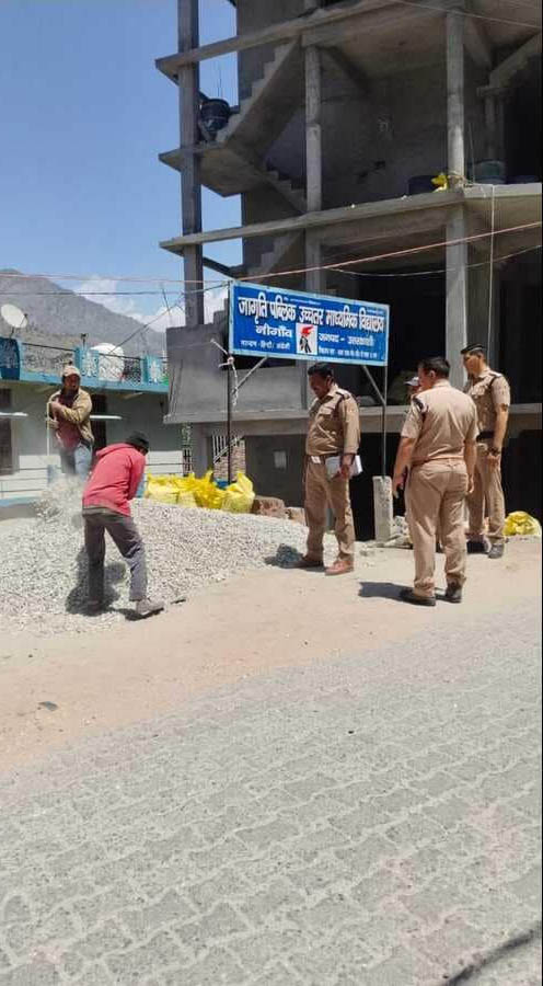 नौगांव में सड़क किनारे से अवैध सामग्री हटायी