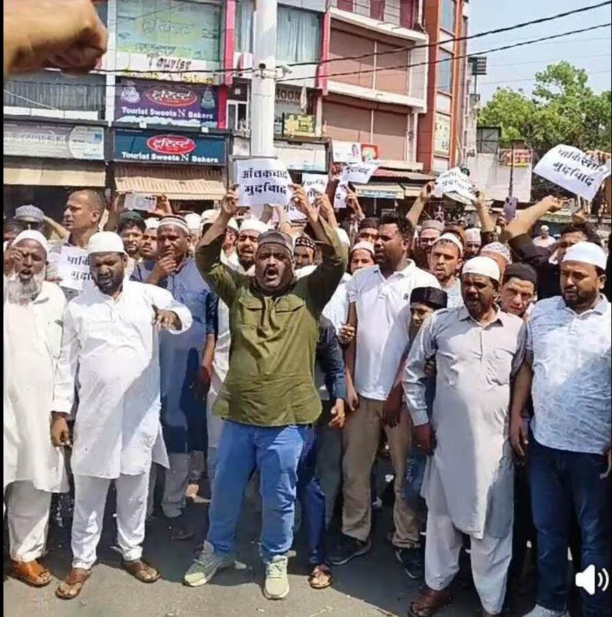 आतंकी हमले के खिलाफ मुस्लिमों ने निकाली आक्रोश रैली