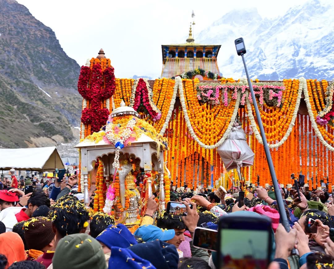 बाबा केदारनाथ की पंचमुखी चल विग्रह डोली पहुंची श्री केदारनाथ धाम, कल 2 मई को खुलेंगे श्री केदारनाथ धाम के कपाट