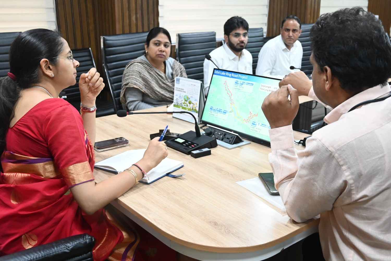 टिहरी गढ़वाल: डीएम टिहरी नितिका खण्डेलवाल ने टिहरी झील रिंग रोड़ के संबंध में संबंधित अधिकारियों के साथ बैठक की