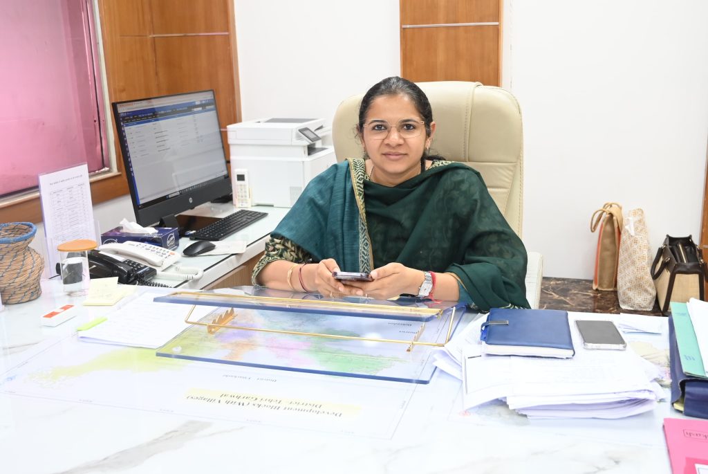 डीएम ने जताई नाराजगी, अधिकारियों को नोटिस जारी
