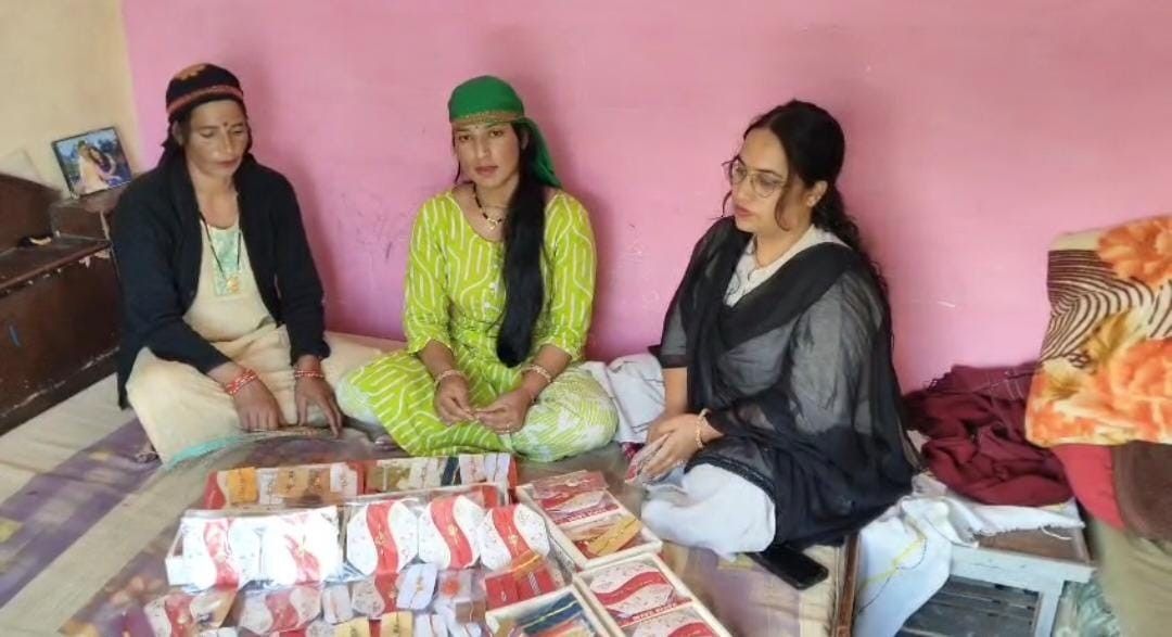 “प्राकृतिक सामग्री से बनी राखियों ने पाई खास पहचान”