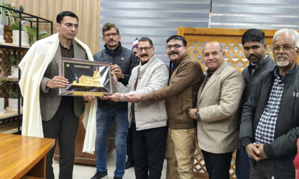 डीएम को उत्कृष्ट सेवा कार्यों के लिए जर्नलिस्ट यूनियन ने किया सम्मानित