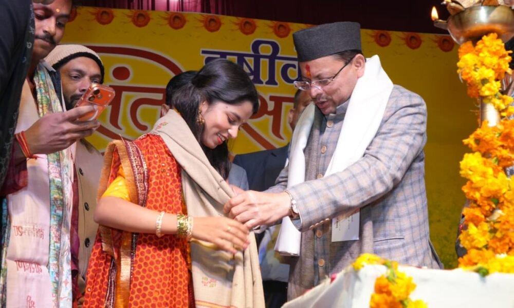 मुख्यमंत्री पुष्कर सिंह धामी भरत मंदिर ऋषिकेश में आयोजित वसंतोत्सव 2026 मैथिली ठाकुर नाइट में हुए सम्मिलित