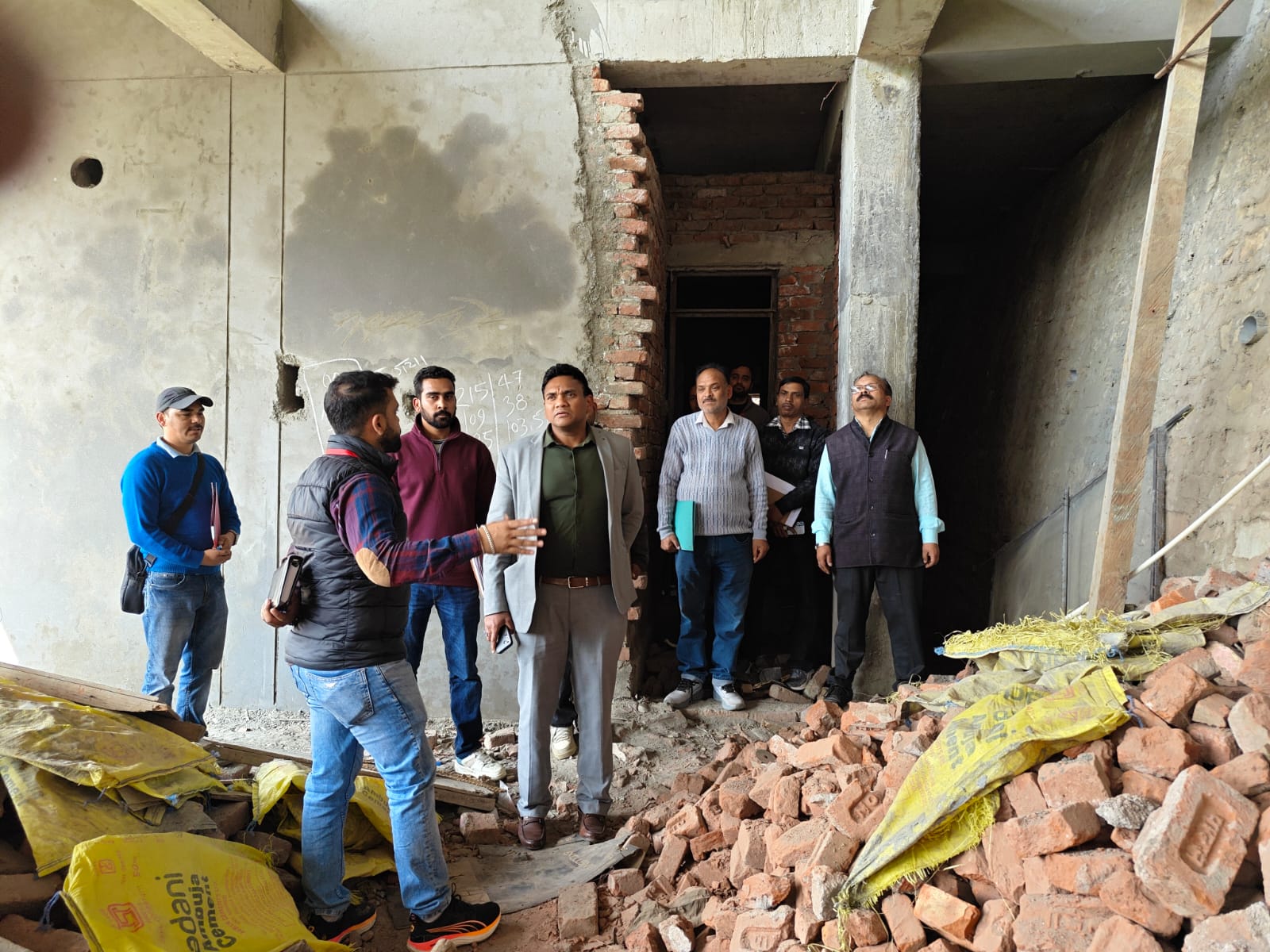मुख्यमंत्री पुष्कर सिंह धामी के निर्देशों पर आवास विभाग सक्रिय, सचिव डॉ आर राजेश कुमार ने मौके पर पहुंचकर परखी व्यवस्थाएं