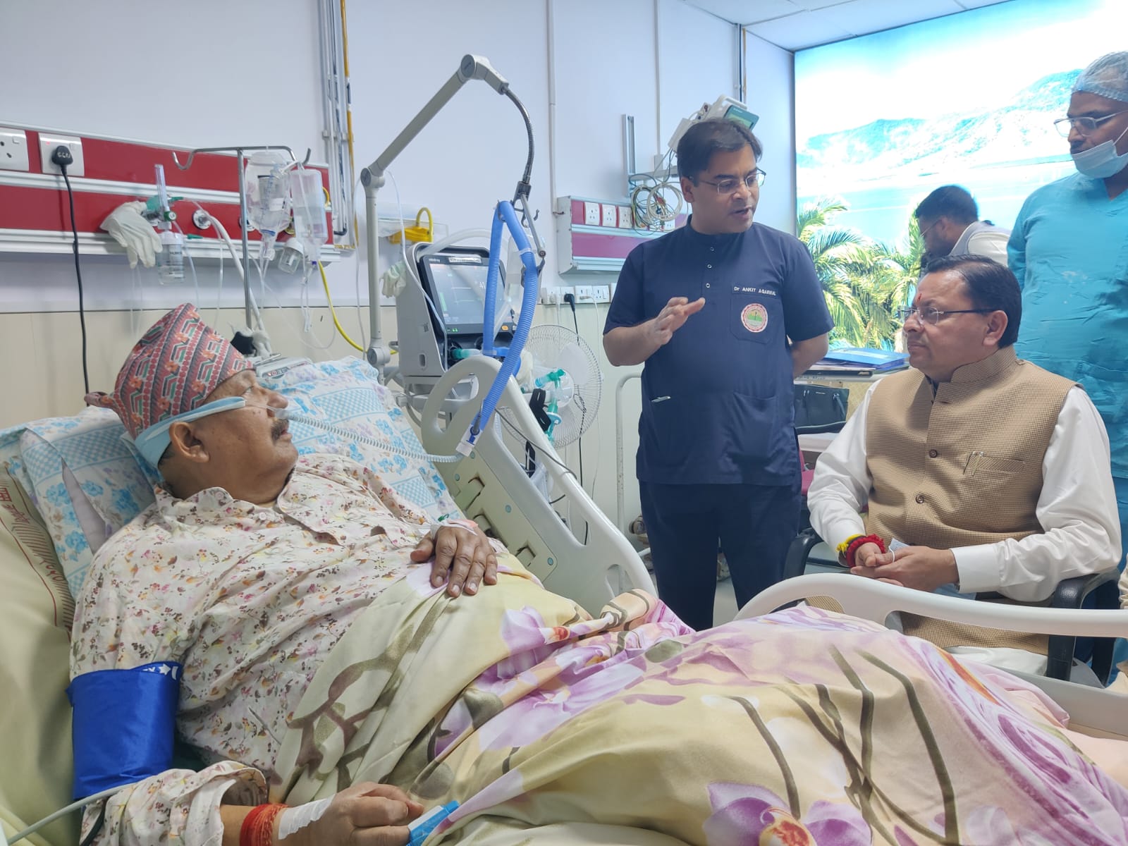 मुख्यमंत्री पुष्कर सिंह धामी ने एम्स ऋषिकेश में सतपाल महाराज का हालचाल जाना, बेहतर उपचार के दिए निर्देश