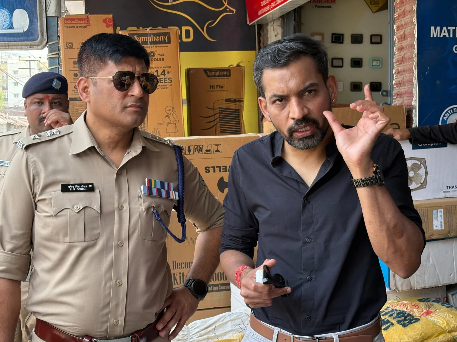 धीमी प्रगति पर डीएम की सख्ती, यूपीसीएल के अधीक्षण अभियंता का वेतन रोका