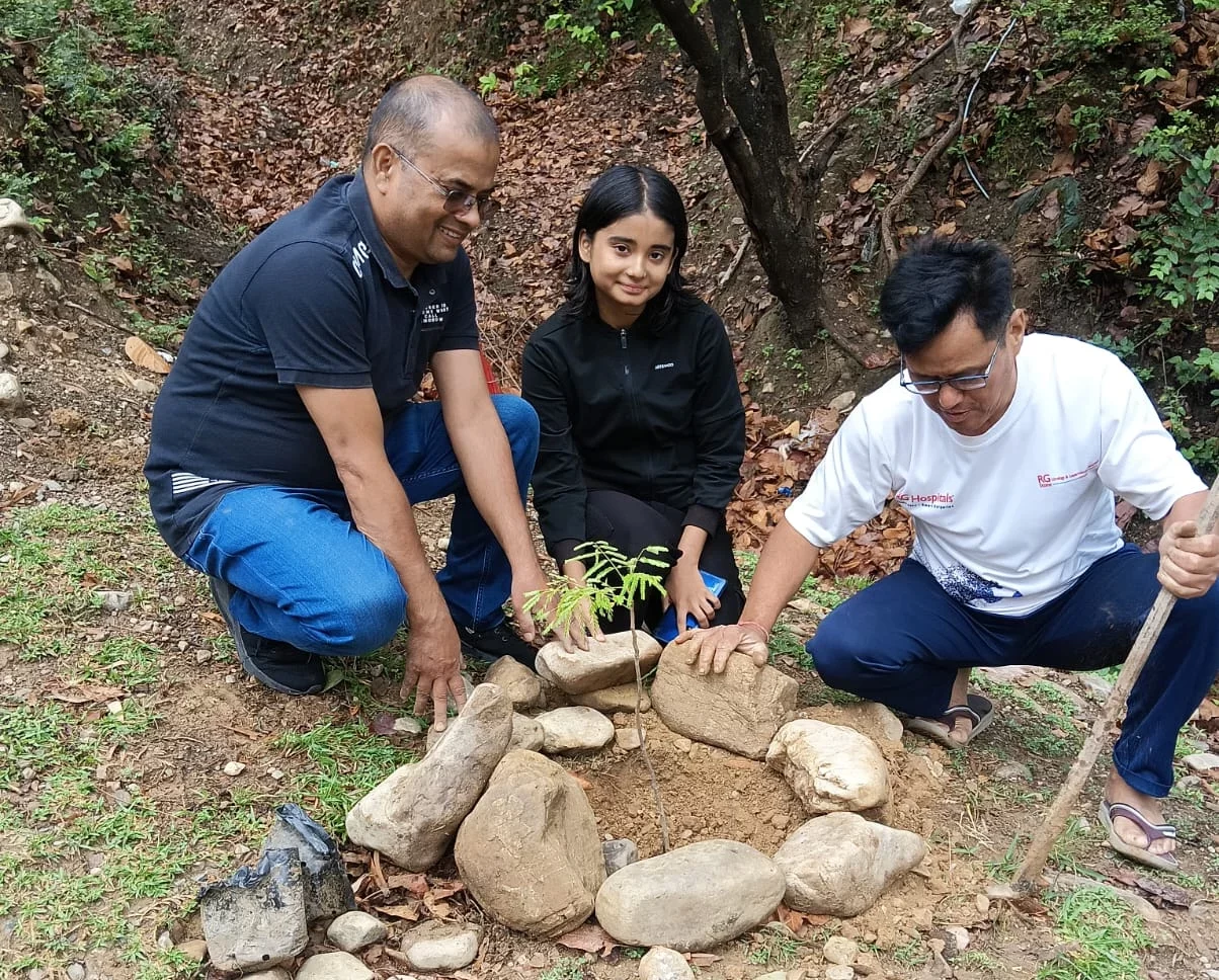 वृक्ष लगाकर पर्यावरण बचाने का लिया संकल्प, दिया प्रकृति संरक्षण का संदेश