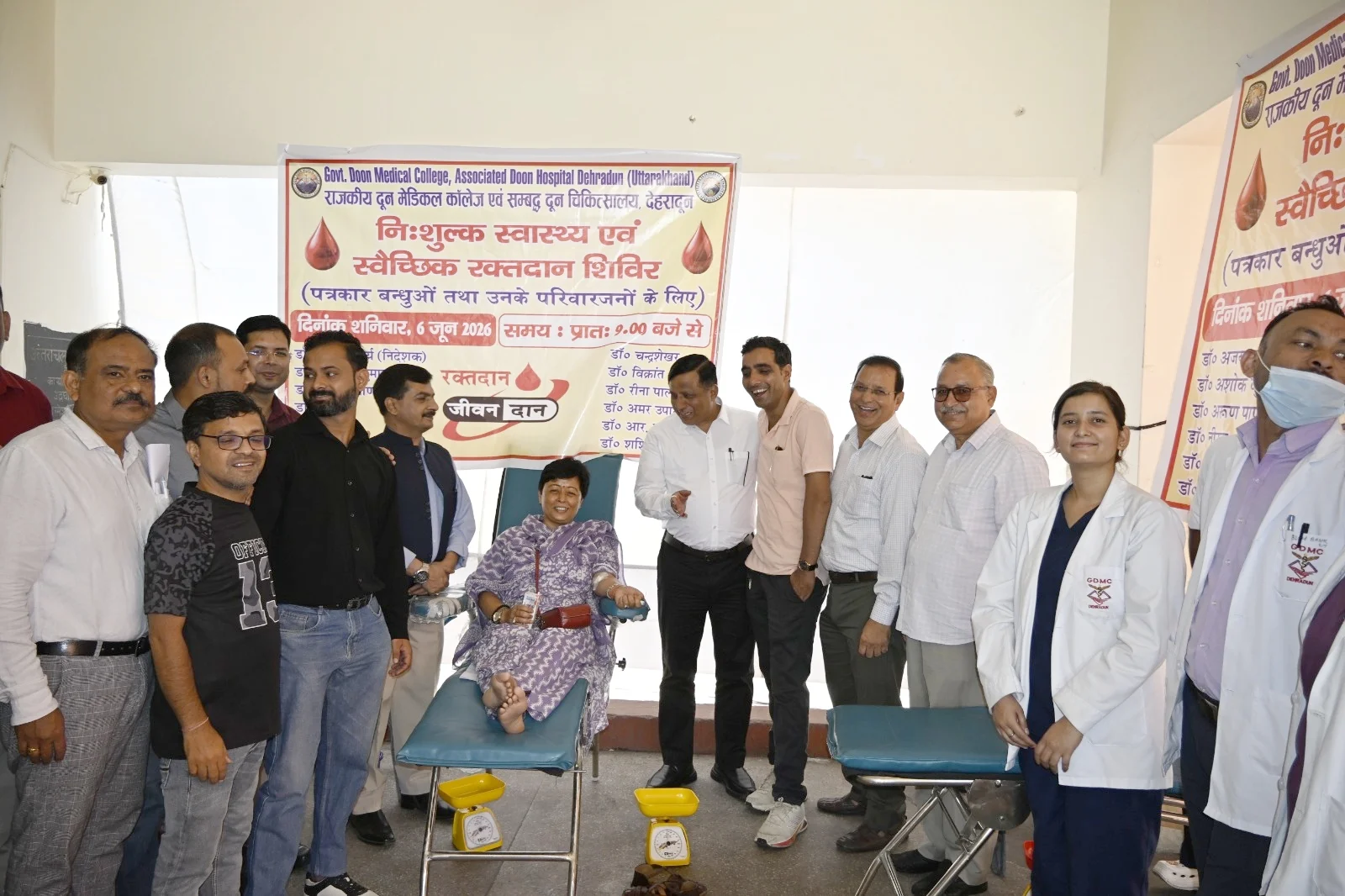 निःशुल्क स्वास्थ्य शिविर में पत्रकारों ने कराई स्वास्थ्य जांच