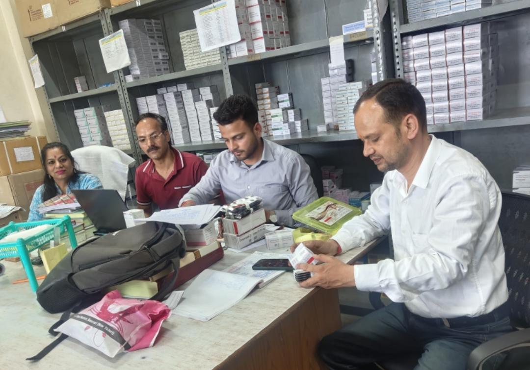 औषधि गुणवत्ता सुनिश्चित करने हेतु जिला चिकित्सालय में निरीक्षण एवं सैंपलिंग