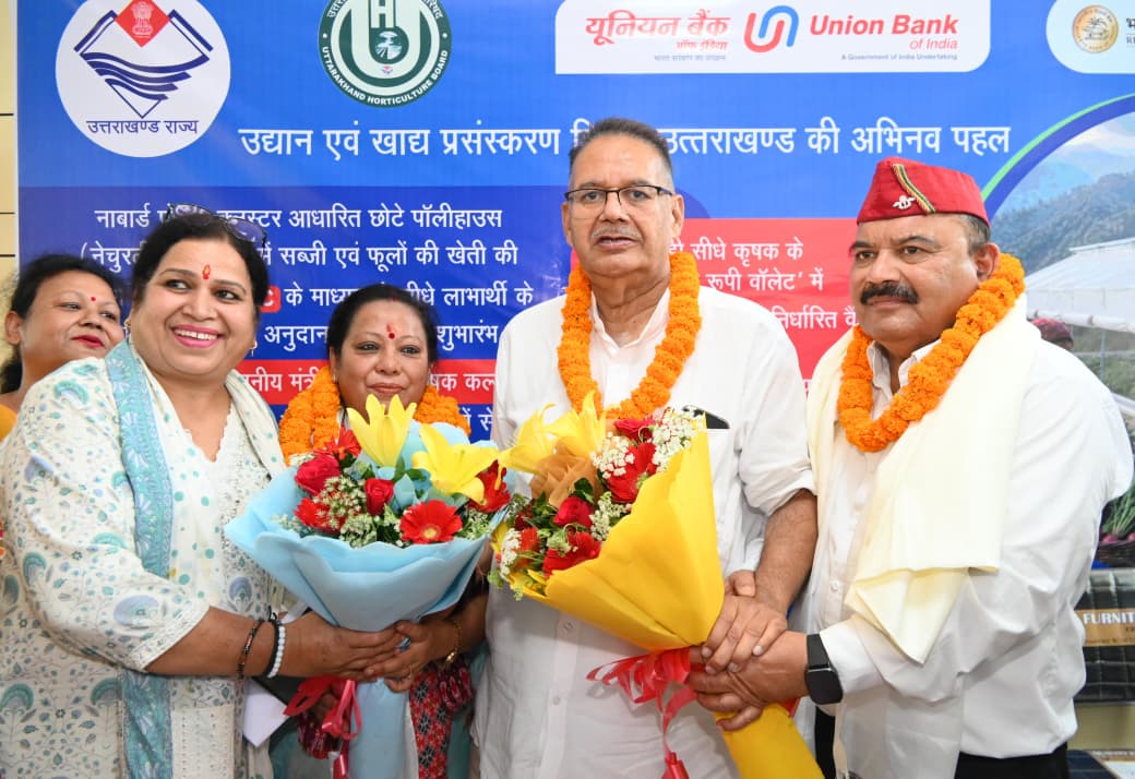 नवनियुक्त दायित्वधारियों को सम्मानित करते कैबिनेट मंत्री गणेश जोशी