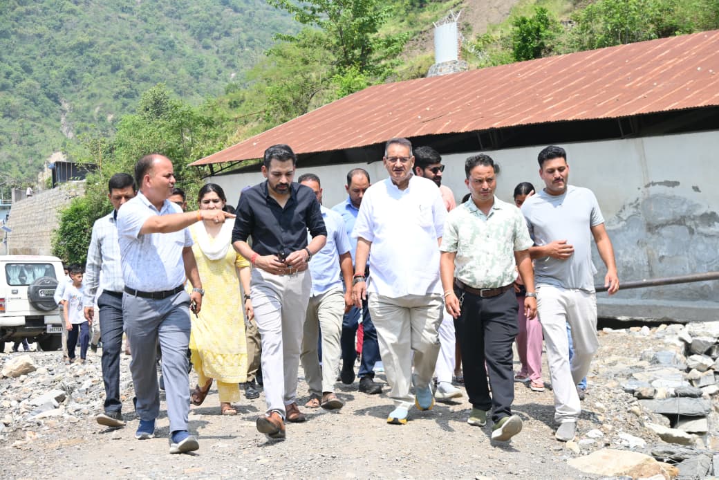 कार्लीगाड़ पहुंचकर कैबिनेट मंत्री गणेश जोशी ने लिया आपदा राहत कार्यों का जायजा, 15 दिन में मलवा हटाने के निर्देश