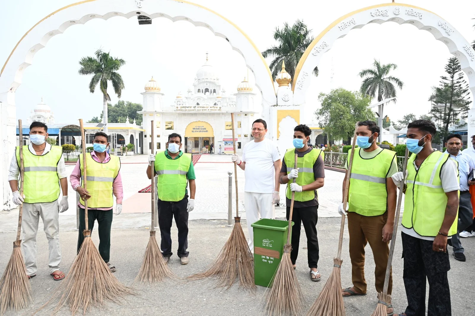 स्वच्छता के संदेश के साथ नानकमत्ता पहुंचे CM धामी, अभियान में किया श्रमदान