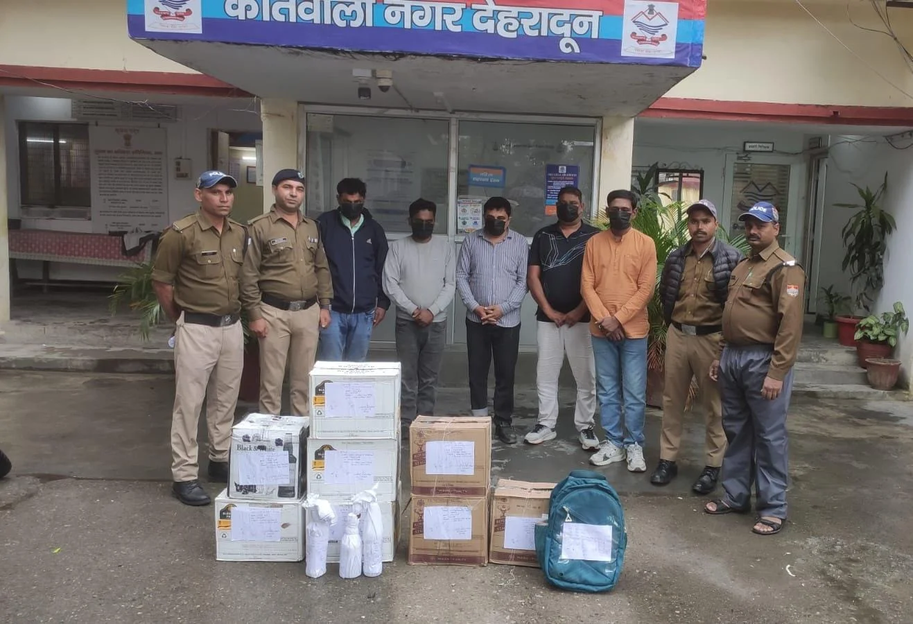 नकली होलोग्राम लगाकर शराब बेचने का खेल उजागर, पांच आरोपी गिरफ्तार