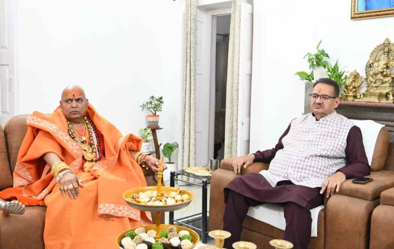 कुंभ-2027 के लिए एनवायरमेंट बाबा ने कैबिनेट मंत्री गणेश जोशी को दिया आमंत्रण